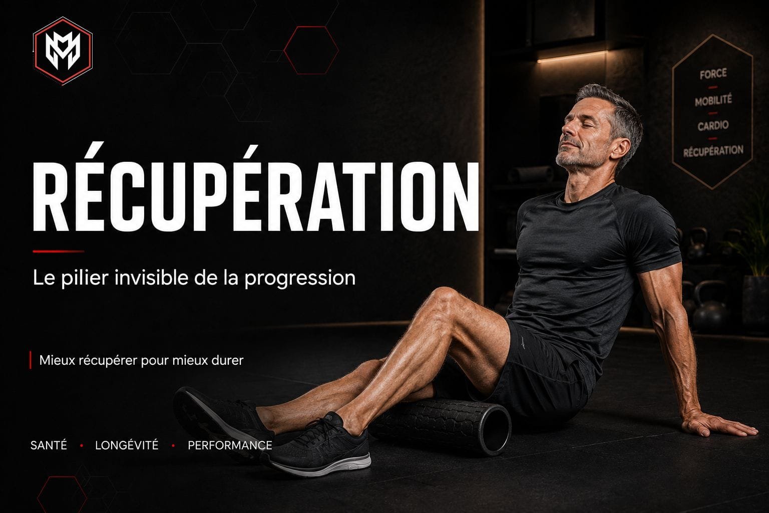 Récupération : Le Pilier Invisible de la Progression | MetaMurph Homme au repos utilisant un rouleau de récupération musculaire en studio privé, illustrant le pilier récupération du programme fitness anti-âge MetaMurph